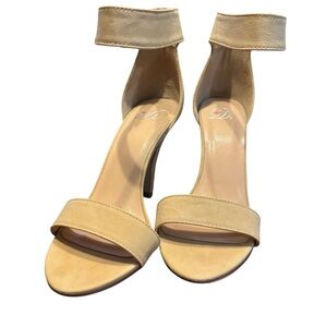 Heart In‎ D Tan/Nude Open Toe, Ankle Strap Heels Size 7